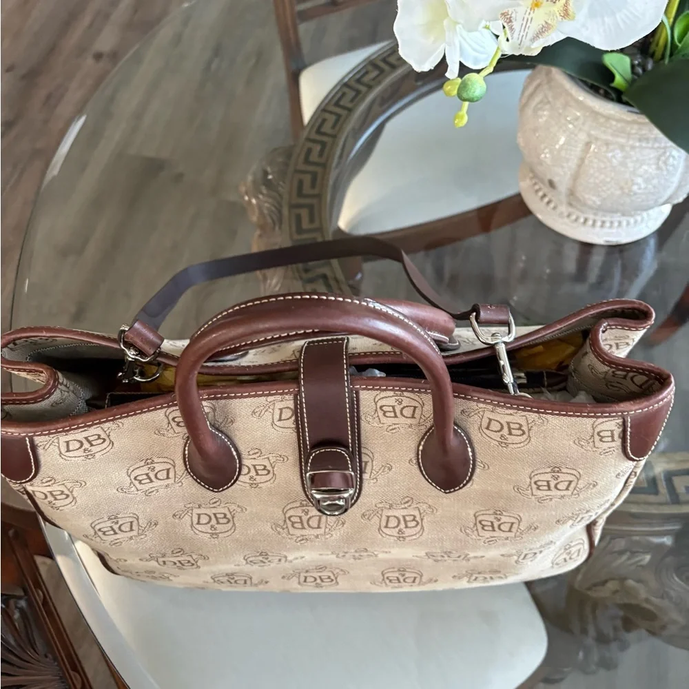 🤎🤎DOONEY & BOURKE VINTAGE SIGNATURE TAN CANVAS AND BROWN LEATHER TOTE!🤎🤎